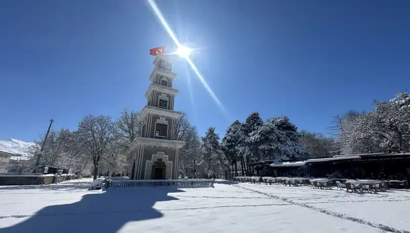Erzincan'da Nisan Ayında Beklenmedik Kış Manzarası: Kar Yağışı Şaşırttı