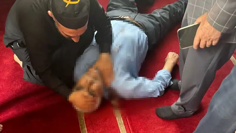 Camide Namaz Kılarken Saldırı: Bıçaklı Dehşet Anları