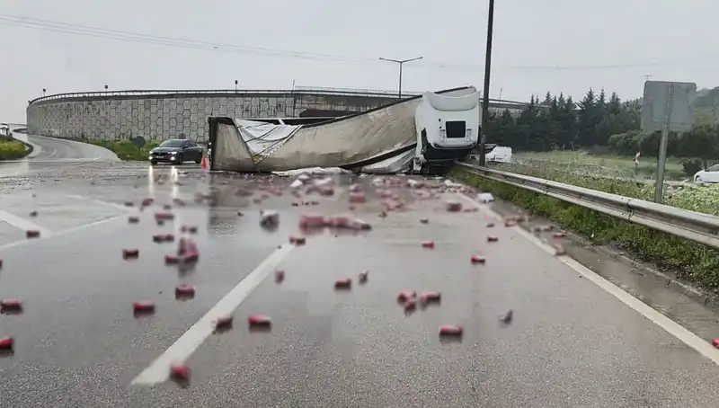 TIR Devrildi, İçkiler Yola Saçıldı: O Anlar Kameralara Yansıdı