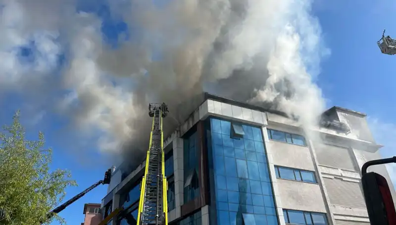 Esenyurt'ta Tekstil Atölyesinde Çıkan Yangın, Alarm Zamanı Yarattı