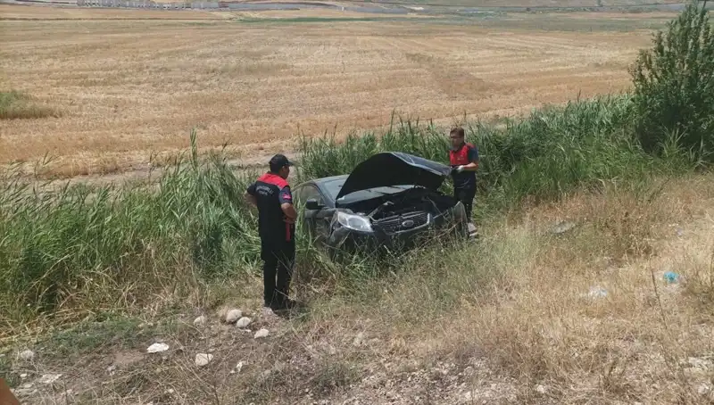 Otomobil Şarampole Uçtu: Kaza Sonrası İki Yaralı Havaya Uçtu!