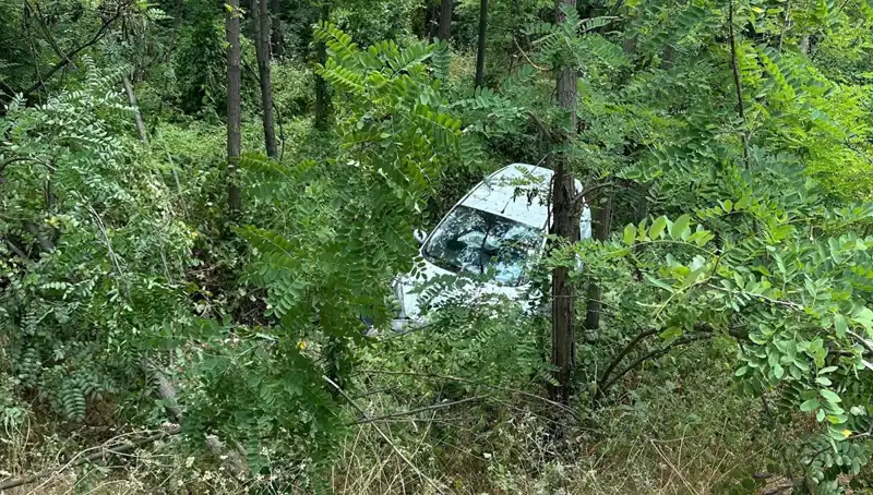 Kontrolden Çıkan Otomobilin Şarampole Yuvarlanma Anı Kaydedildi