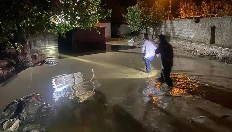 20 Dakikalık Yağışın Yol Açtığı Sel: Evler Çöktü ve Boşaltıldı