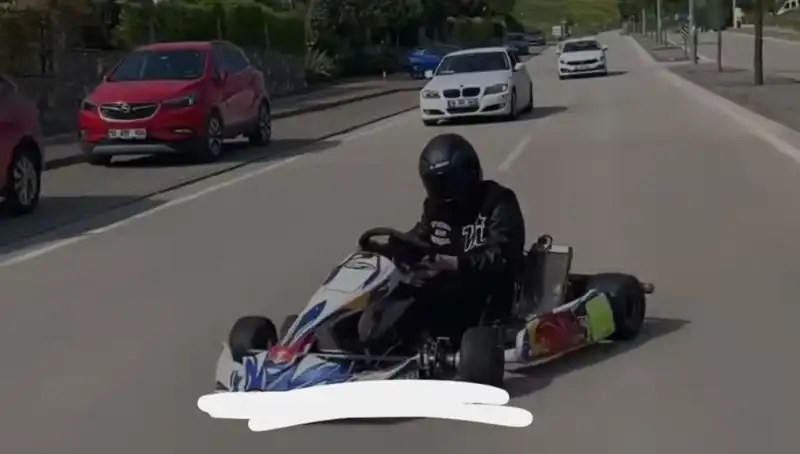 Tehlikeli Drift Oyunu: Go-Kart Sürücüsü Yola Çıkıp Hızla Drift Attı!