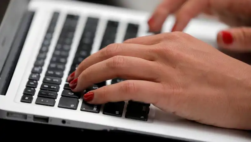Laptop Mikrofonları Kapalıyken Bile Dinleniyor: Gizlilik Tehlikesi Ortaya Çıktı