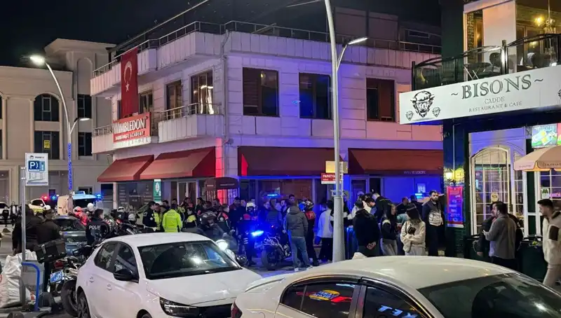 Kafe Sahibine Bıçakla Saldıran Şahıs, Havaya Ateş Açarak Kaçmaya Çalıştı