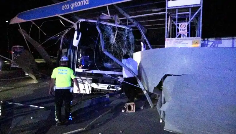 Otobüs Oto Yıkamaya Daldı: Kaza Sonrası 8 Yaralı