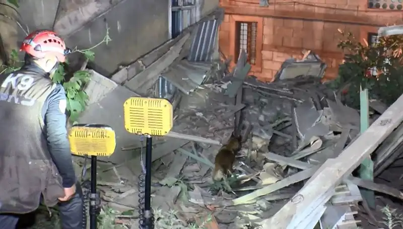 İstanbul'da Şok Edici Çöken Bina, Depremin İzlerini Açığa Çıkardı
