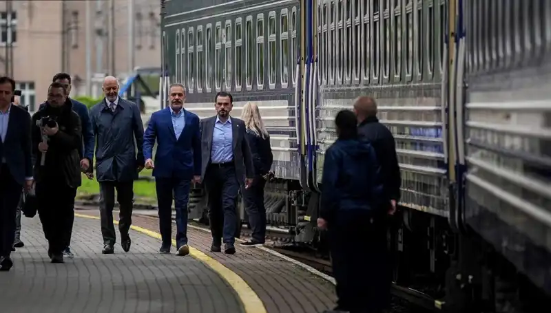 Dışişleri Bakanı Fidan, Ukrayna'da Kapsamlı Görüşmeler Gerçekleştirdi
