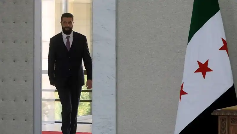Paris’te Şara-Macron Zirvesi: Yeni Suriye Projesine Fransa’dan Destek Müjdesi