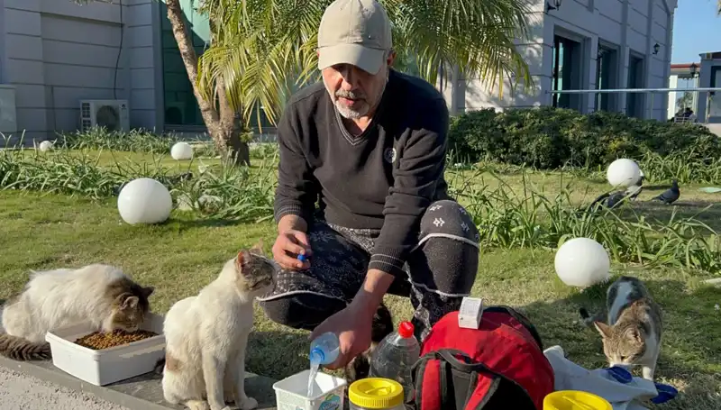 59 Yaşındaki Adam Günde 8 Kilometre Yürüyor: Merhametiyle Dikkatleri Üzerine Çekti