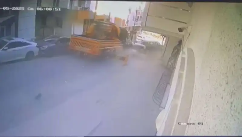 Kontrolden Çıkan Vinç, 23 Araca Çarpıp Durdu: O Anlar Kamerada!