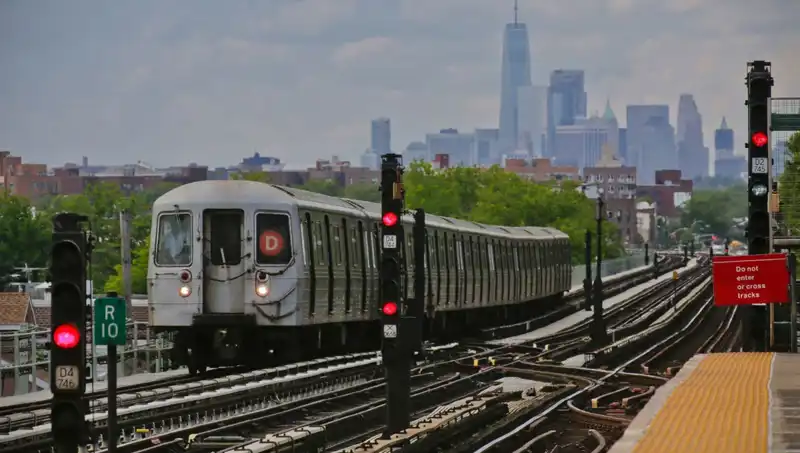 Metro Sörfü: Gençlerin Tehlikeli Mücadelesi Sonucu Feci Bir Kaza