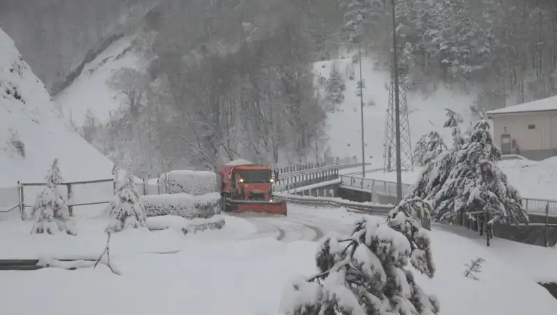 Bolu Dağı'nda Kışın Dönüşü: Kar Yağışı Hayatı Etkiliyor!