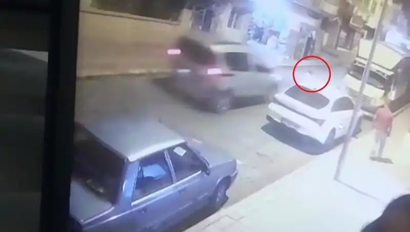 Yolda Fırlayan Çocuğa Ticari Araç Çarptı: Olay Yerinde Şok Anlar