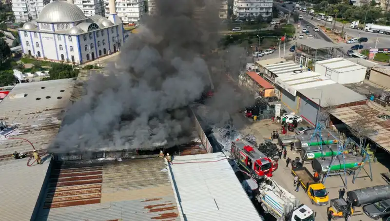 İzmir'de Oto Lastikçide Şok Yangın: Sıcak Yaz Gününde Korkutan Anlar