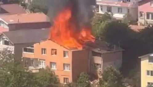 İstanbul'da Yangın Paniği: Dört Kişi Mahsur Kaldı, Ekipler Seferber Oldu