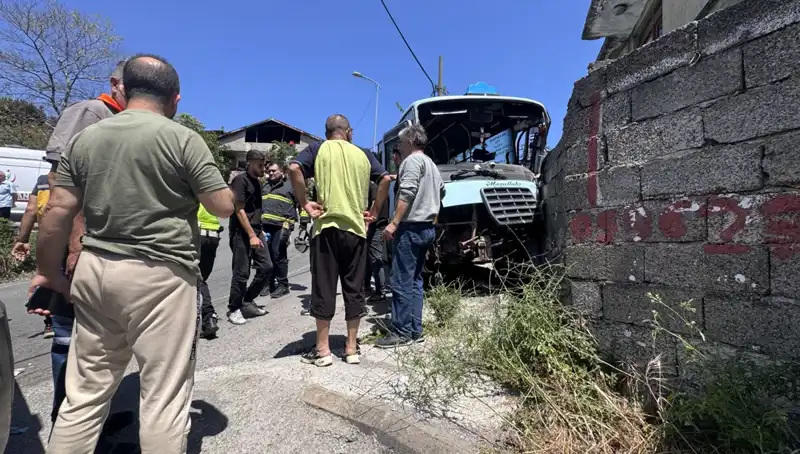 Minibüs Kontrolü Kaybetti, Duvara Çarparak 14 Kişiyi Yaraladı