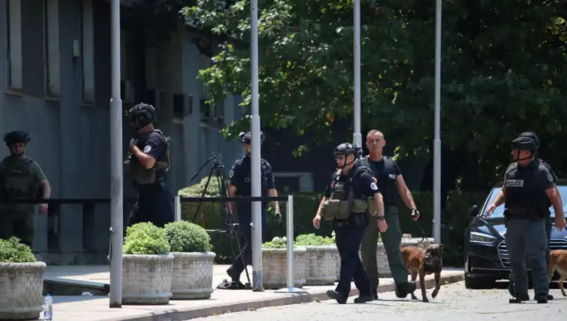 Kosova Meclisi'ne Yapılan Bomba İhbarı, Ülkede Gergin Anlar Yarattı