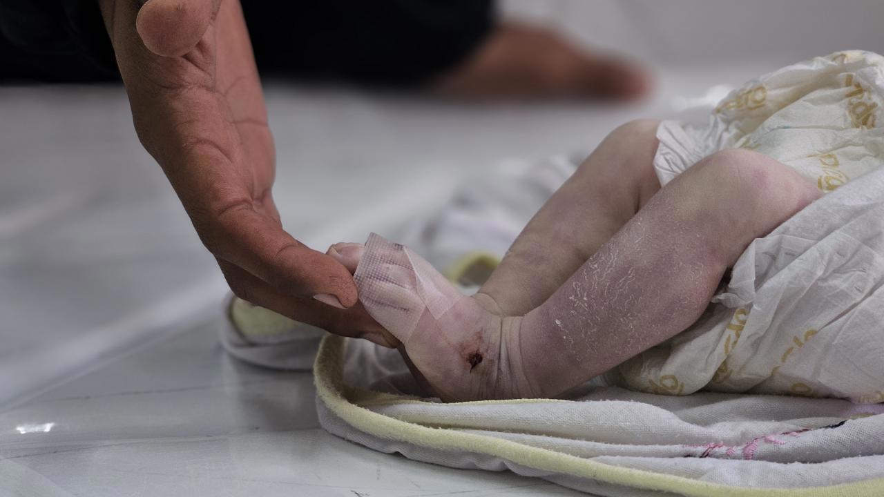 Gazze'de aileler çocuklarını soğuktan korumak için çadırlarda nöbet tutuyor