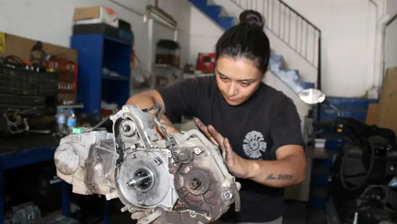 33 Yaşındaki Hayriye, Eşi İçin Usta Bir Motorcu Haline Geldi!