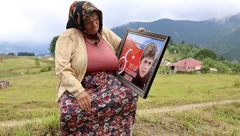 Eren Bülbül'ün Annesine DEM Parti'den Anlamlı Bayram Mesajı