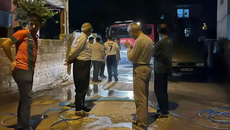 Park Halindeki Araç Alev Alev Yandı, Olay Yerinde Panik!