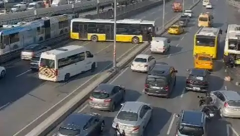 Trafikte Çilesi Artan İETT Otobüsü Kazası: İki Araçla Çarpıştı!