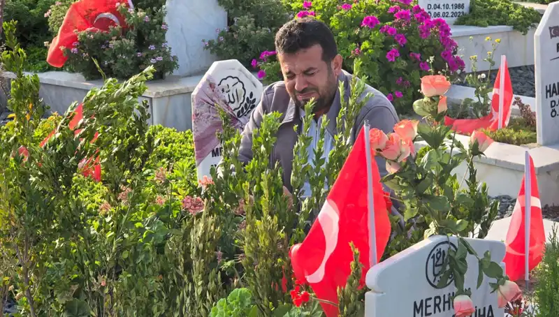 Deprem Şehitliğinde Duygusal Bir Bayram Kutlaması Yapıldı