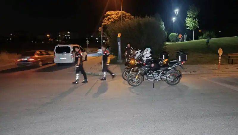 Parkta Kavga: 14 Yaşındaki Çocuk Bıçaklanarak Hastaneye Kaldırıldı