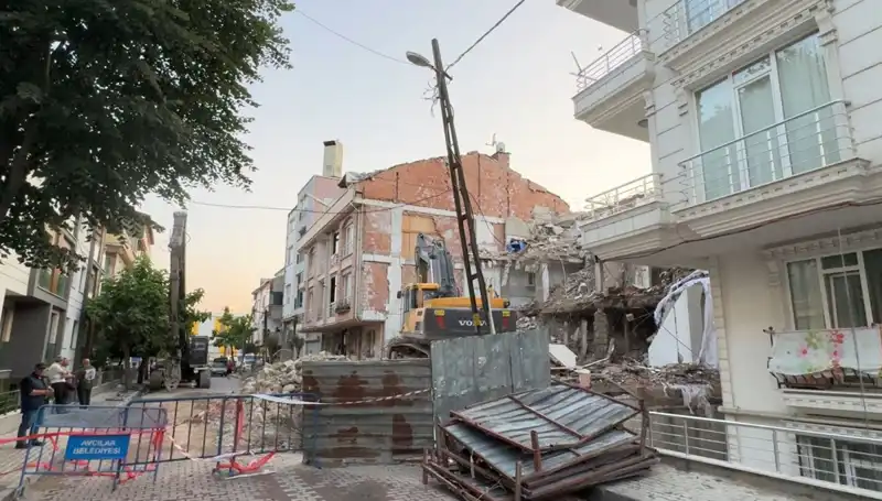 Yıkım Esnasında Kopan Elektrik Kabloları İki Sokağı Karanlığa Gömdü