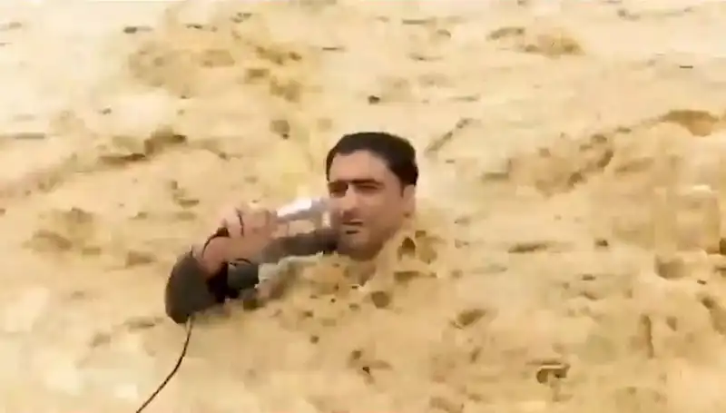 Sel Sularına Kapılan Yayın Ekibi, Canlarını Zor Kurtardı