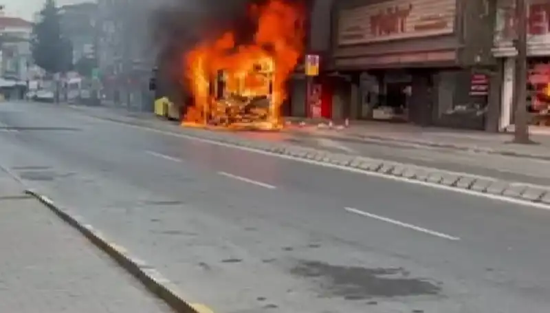 Ümraniye'de Korkutan Anlar: Bir Bina Aniden Alev Alev Yandı!