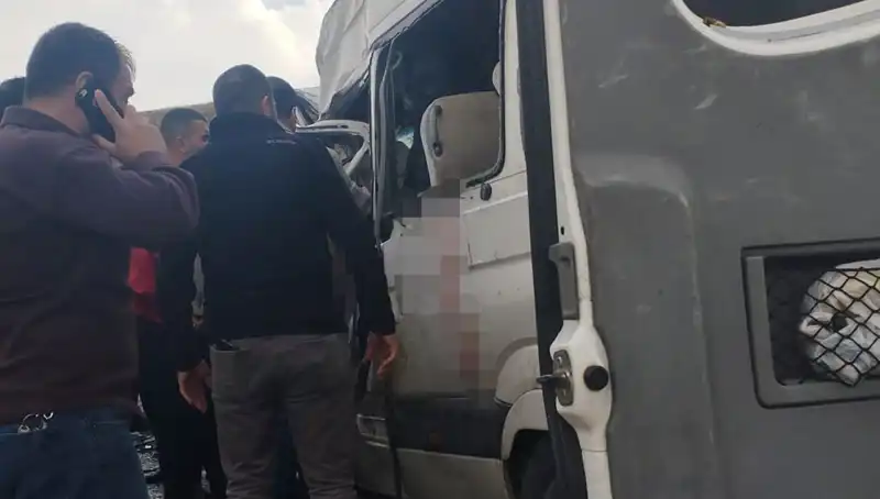 Van'da Feci Kaza: Minibüs ile Kamyonet Çarpıştı, 6 Can Kaybı ve 8 Yaralı