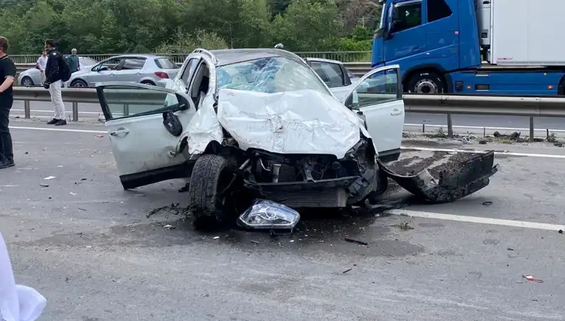 3 Yaralının Şoku: Betona Çarpan Araç Bariyerlere Daldı