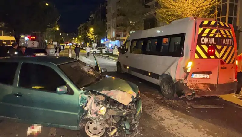 Otomobil Servis Minibüsüne Çarpınca 6 Kişi Yaralandı: Korku Dolu Anlar