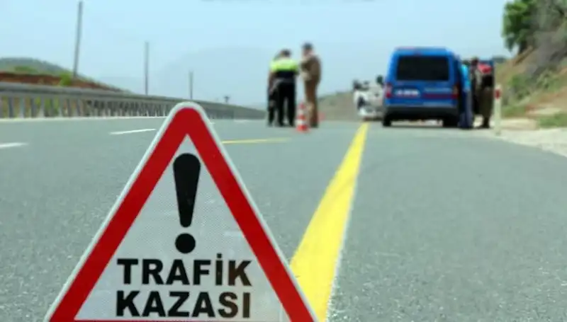 Ticari Araç ile Otomobil Çarpıştı: Olayda Beş Kişi Yaralandı, İhmal Mi Var?