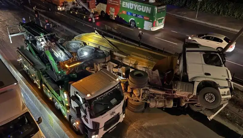 Hafriyat Kamyonu Devrildi: Şehirde Moloz Kaosu Yaşandı