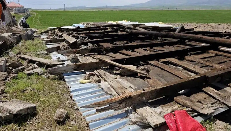 Bitlis’te Fırtına Felaketi! Çatlar Uçtu, Hayat Durma Noktasına Geldi