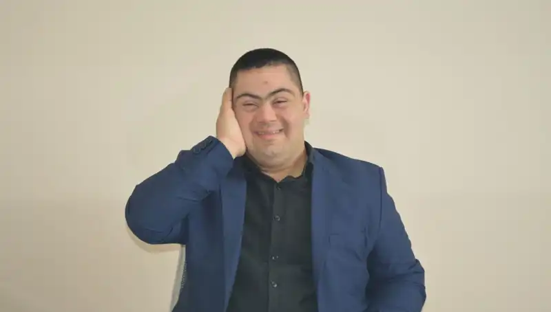 24 Yaşındaki Down Sendromlu Genç Erdinç'in Hayalleri Dinleyenleri Mest Ediyor