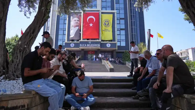 Ücretlerini Alamayan İşçiler, Adalet İçin Sokaklarda Oturma Eylemi Yaptı