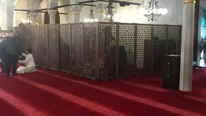 Kadın ve Erkeklerin Aynı Safta Teravih Namazı Kılma Tartışması Büyüyor