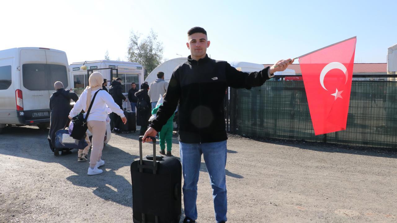 Suriye'ye Türk bayrağıyla dönen Abdulkadir'den duygusal sözler