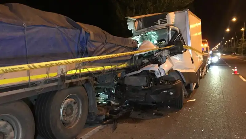 Kamyonet, Park Halindeki Tıra Çarptı: 1 Kişi Hayatını Kaybetti, 1 Yaralı