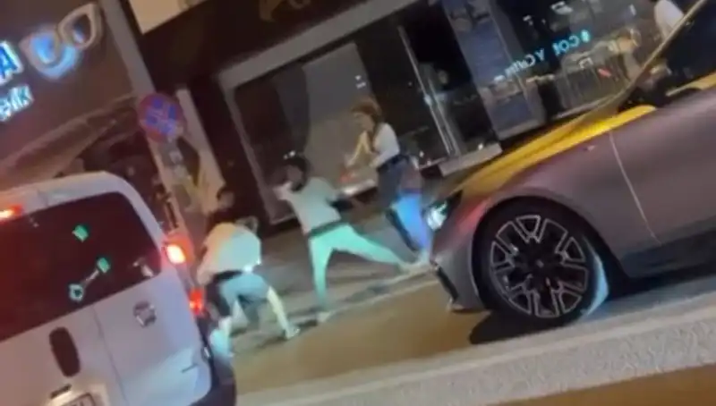 Cadde Boks Ringine Döndü: Şehrin Merkezinde Hararetli Dövüş Gösterisi