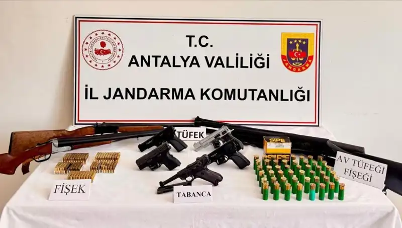 Antalya'da Ruhsatsız Silah Operasyonunda Büyük Çatışma: Yaklaşık 20 Silah Ele Geçirildi