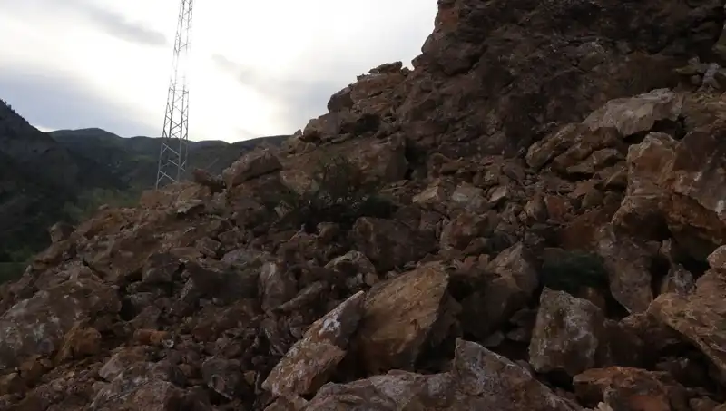 Erzurum’da Heyelan: Dev Kayalar Yolu Ulaşıma Kapandı, Vatandaşlar Endişeli