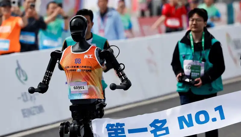 Çinli Robotlar Maraton Koşusunda İnsanları Geride Bıraktı: Yapay Zekanın Yükselişi