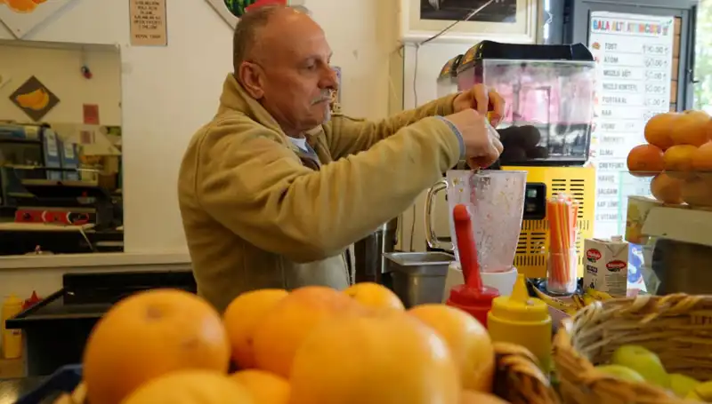 Yaz-Kış Tüketilen Doğal Şifa Kaynağı: Süt, Pekmez ve Fıstık Karışımı