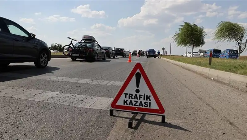 Adana'da Kamyon ve Otomobil Çarpıştı: Kan Donduran Kaza!